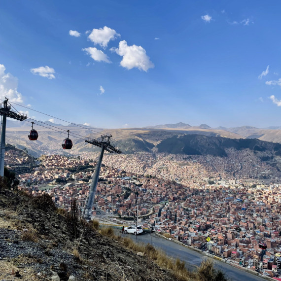 Výhled na město La Paz a jeho lanovkový systém jako součást MHD.