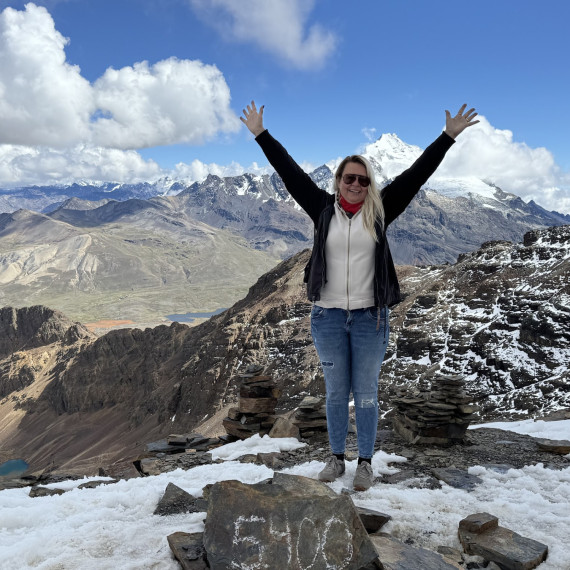 Účastnice SEN zájezdu na vrcholu hory Chacaltaya v 5 420 m n. m.