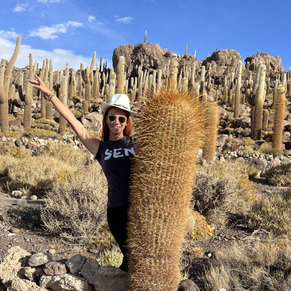 Ostrůvek plný kaktusů na solné plání v Bolívii.