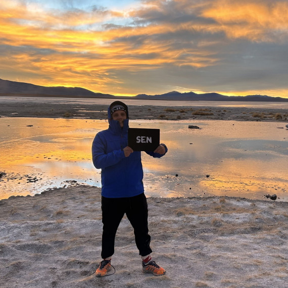 Bolivijská část plošiny Altiplano při západu slunce a náš SEN průvodce.