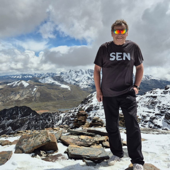 Účastník SEN zájezdu právě zdolal vrchol hory Chacaltaya.