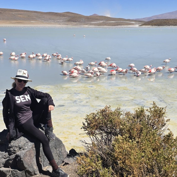 Klientka CK SEN u laguny s plameňáky v Bolívii.