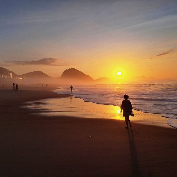 Romantický západ slunce na pláži v Riu.