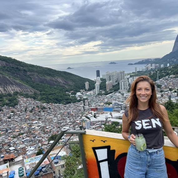 SEN průvodkyně Jana si užívá výhled na Rio de Janeiro s caipirinhou v ruce.