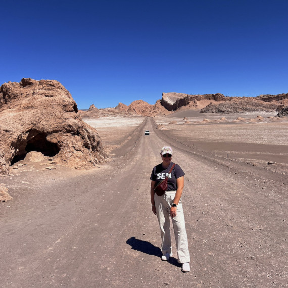 SEN průvodkyně se prochází po Měsíčním údolí pouště Atacama v Chile.