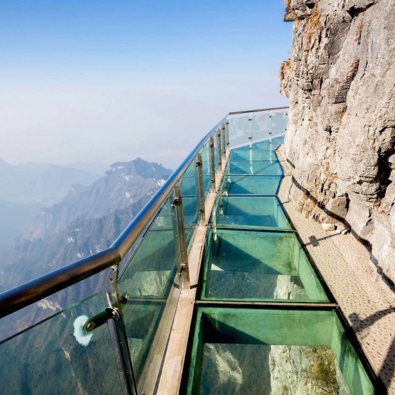 Visuté prosklené chodníky stovky metrů nad údolím