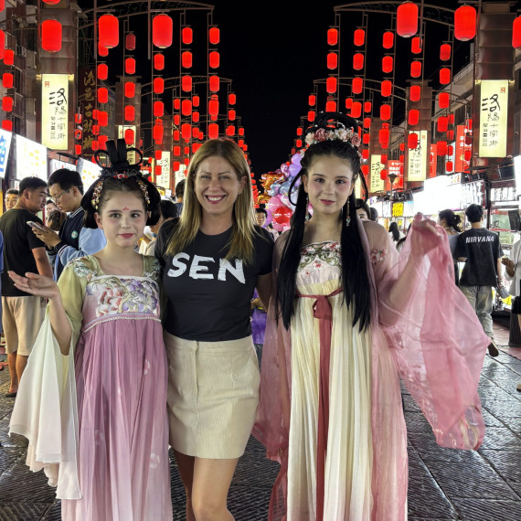 Autentická rodinná fotografie na tržišti v Číně.