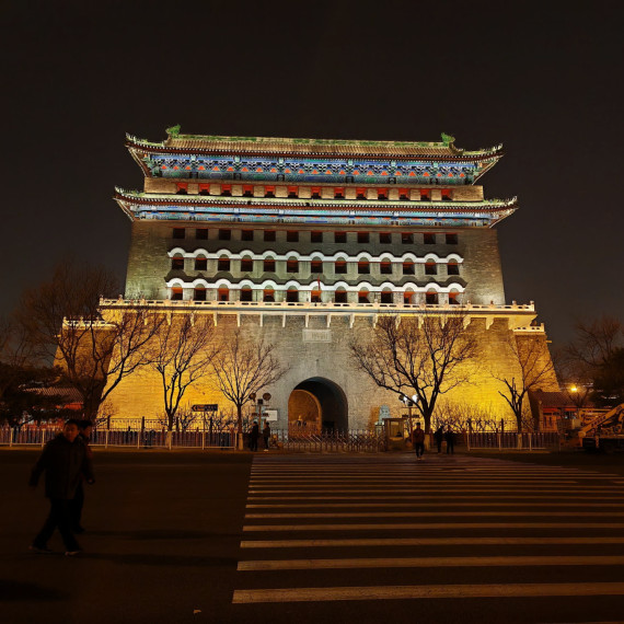 Čínský chrám po setmění.