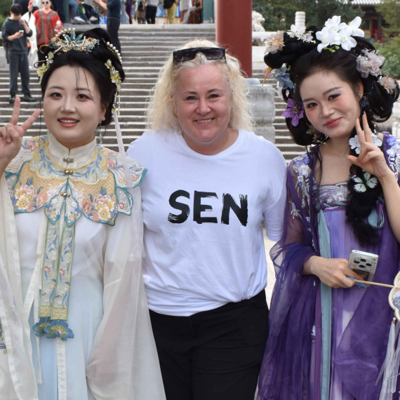 Společná fotka s místními slečnami v tradičním oděvu.