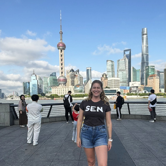 Panorama Šanghaje, jeden moderní mrakodrap vedle druhého.