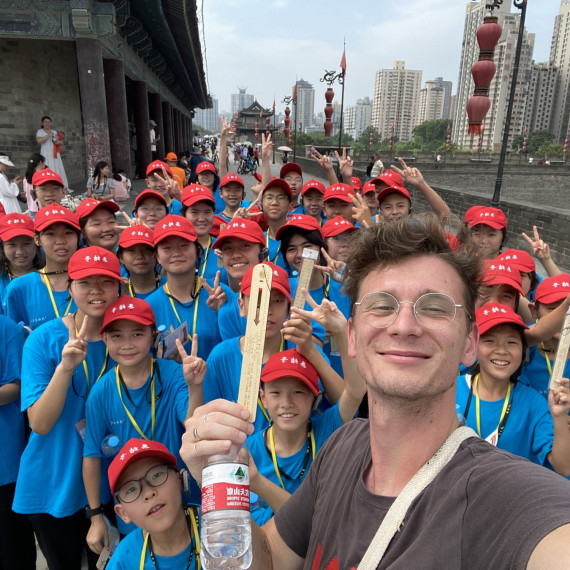 Selfie s místními školáky ve městě Xi'An.