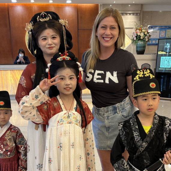 Naše SEN průvodkyně s místní rodinou v tradičních čínských kostýmech.