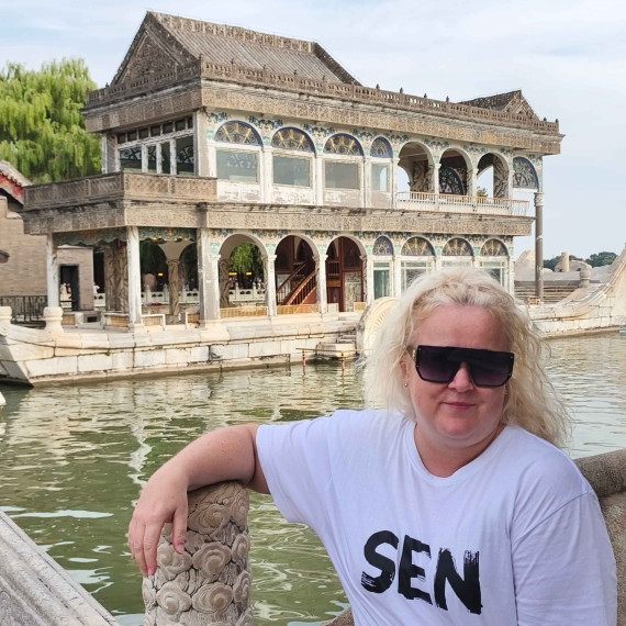 Klientka CK SEN v areálu Letního paláce v Pekingu.