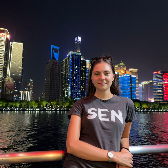 Noční pohled na osvětlené centrum Šanghaje.