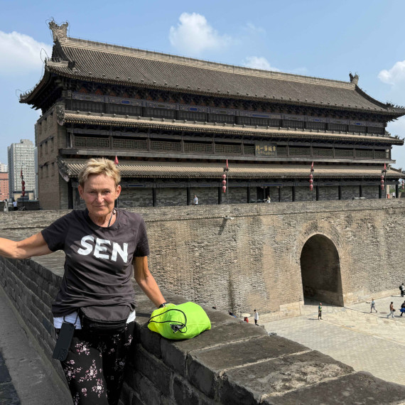 Klientka CK SEN na hradbách starobylého města Xi'an. 