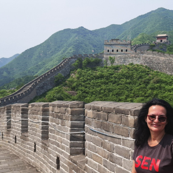 SEN cestovatelka na Velké čínské zdi.