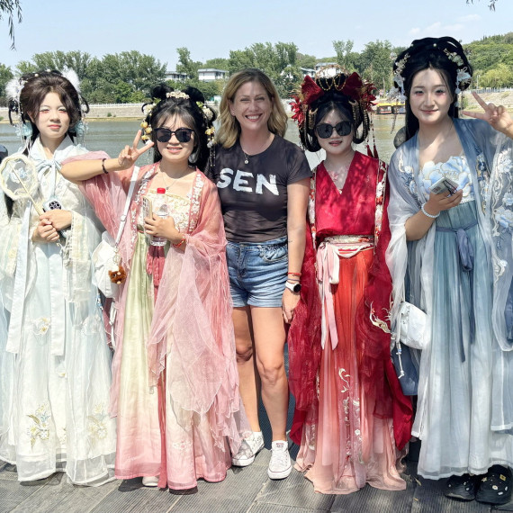 Dámy v tradičních čínských krojích společně s naší SEN průvodkyní.
