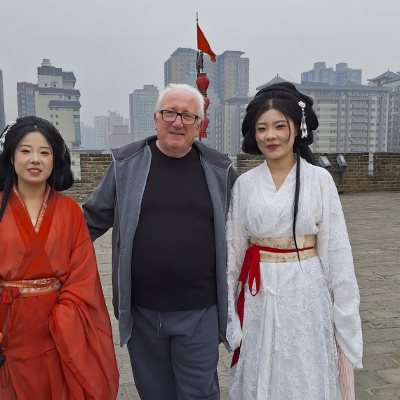 Klient CK SEN pózuje s místními ženami v Číně. 