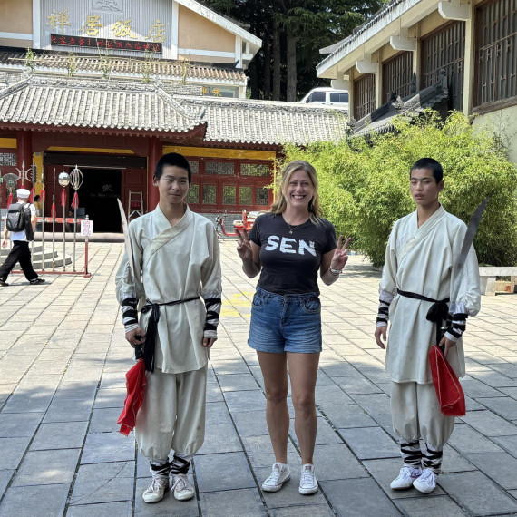 Naše SEN průvodkyně v Číně společně s místními bojovníky.