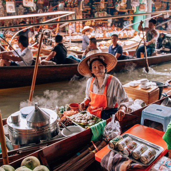 Atmosféra plovoucích trhu v Bangkoku.