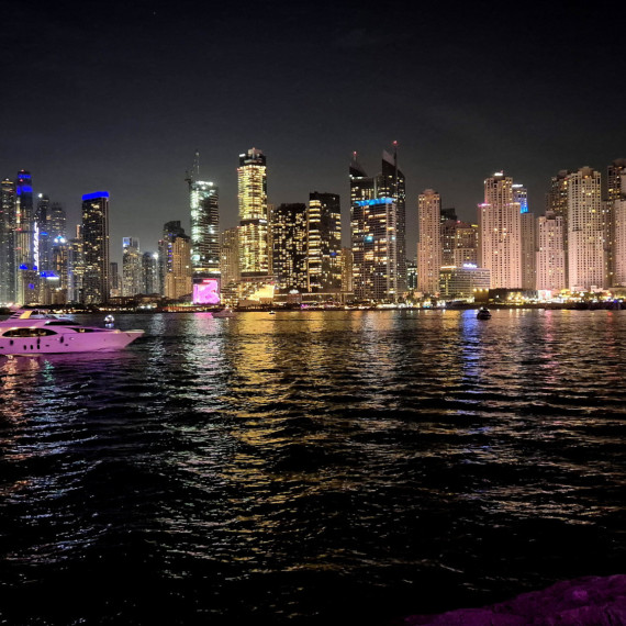 Noční panorama Dubaje.
