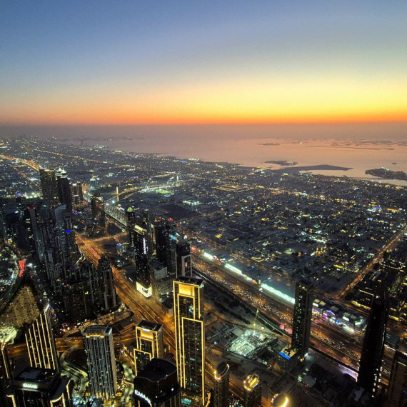 Výhled na noční Dubaj.