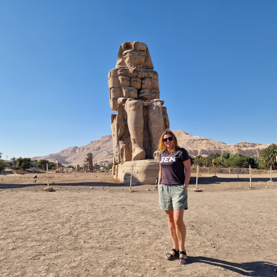 SEN při prohlídce Memnonových kolosů.