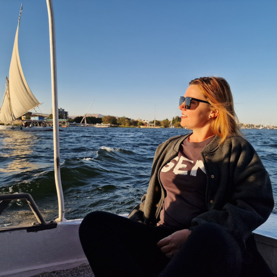 SEN při plavbě po Nilu tradiční lodí felukou. 