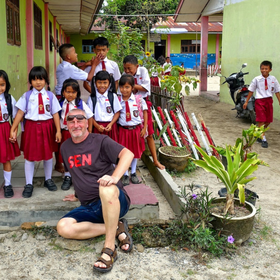 Setkání našeho klienta s dětmi v místní škole na Sumatře.