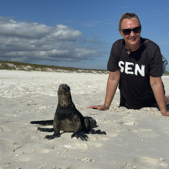 Fotka s leguánem na písečné pláži na Galapágách.