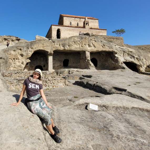 Naše SEN průvodkyně v jeskyním městě Uplistsikhe v Gruzii.