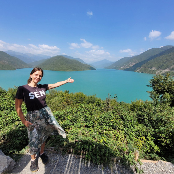 Dechberoucí příroda v okolí přehrady Zhinvali v Gruzii.