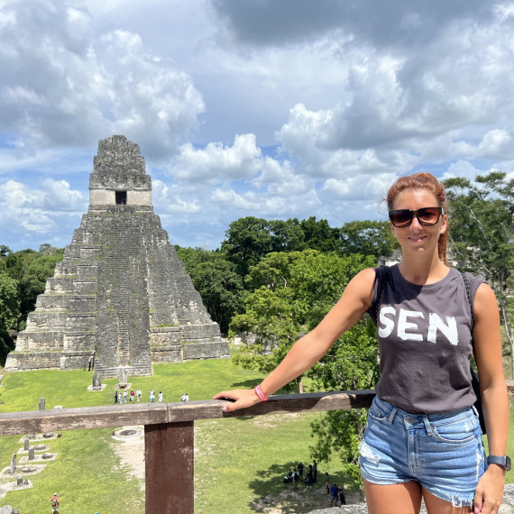 Naše SEN průvodkyně a ikonická pyramida Tikal v Guatemale.