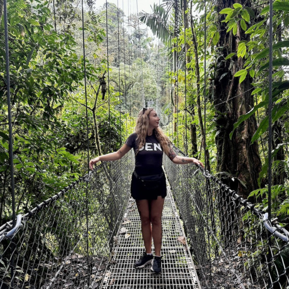 Procházka guatemalskou džunglí po visutém mostě.
