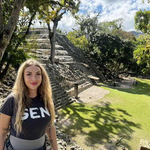 SEN průvodkyně při prohlídce Tikalu v Guatemale.