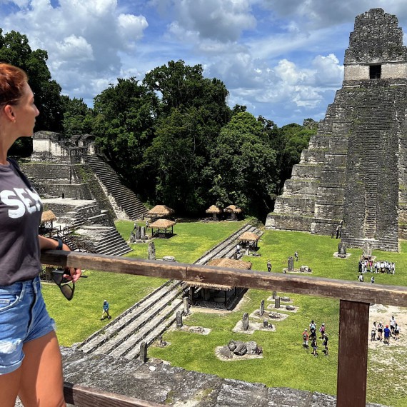 SEN průvodkyně Jana obdivuje krásu mohutné pyramidy Tikal.