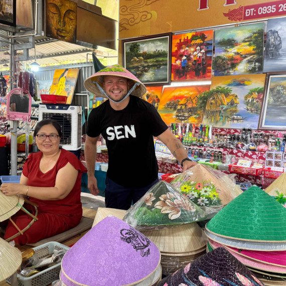 Je libo tradiční vietnamský klobouk?