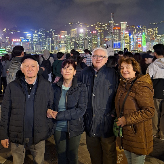 Klienti CK SEN ve večerním Hongkongu.