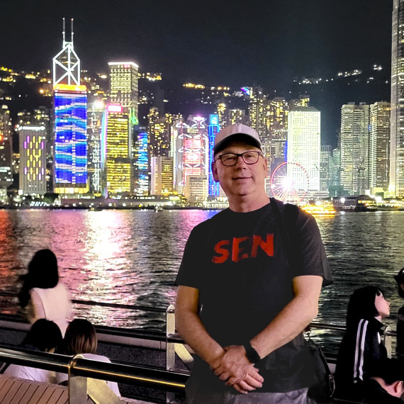Klient CK SEN a noční panorama Hongkongu.