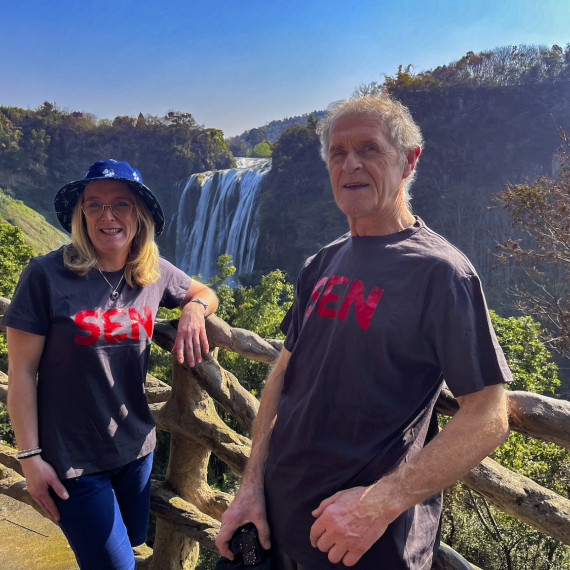 SEN klienti u vodopádů v jižní Číně. 