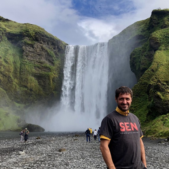 SEN u vodopádu Skogafoss 