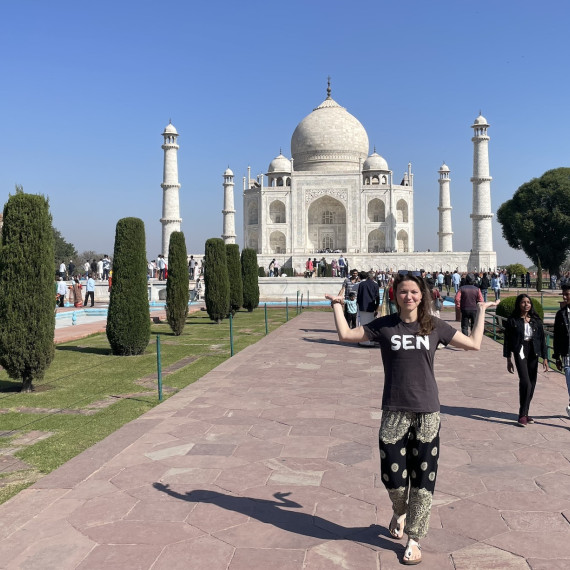 SEN při výpravě za krásami Indie – před ikonickým Tádž Mahalem v Agře.