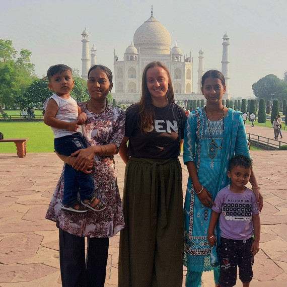 Naše SEN průvodkyně a její moment u Tádž Mahalu s místními.