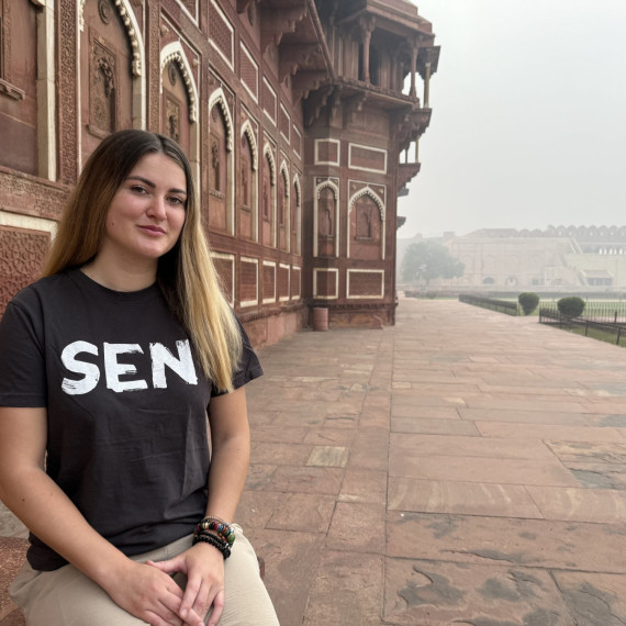 Naše CK SEN průvodkyně u stěny slavné pevnosti Ágra v Indii.