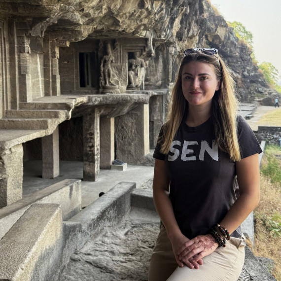 Prohlídka jeskynního města Éllóra v Indii.