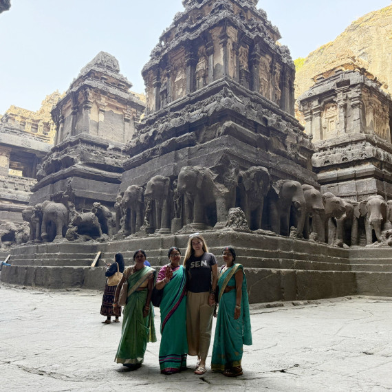 Fotografie s místními v jeskynním městě Éllóra.