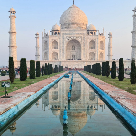 Taj Mahal při východu slunce téměř bez turistů. 