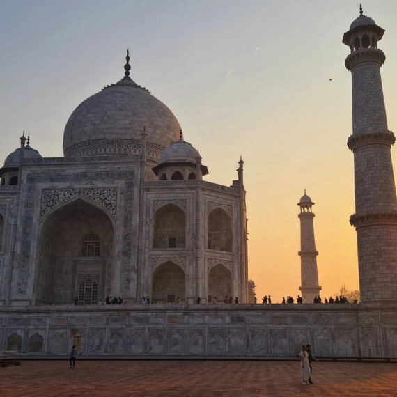 Silueta hrobky Taj Mahal při západu slunce.