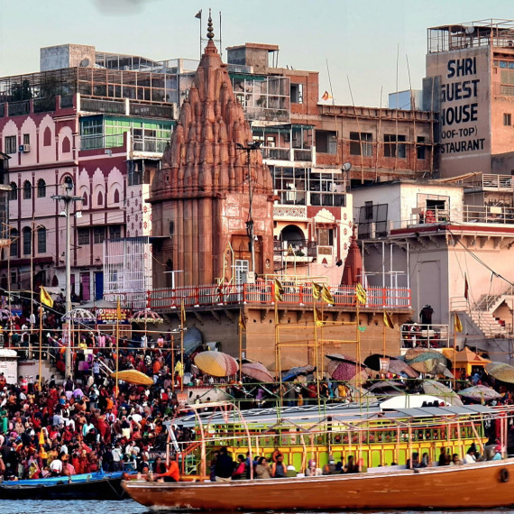 Pohled na Váránásí a břeh řeky Gangy v Indii. 