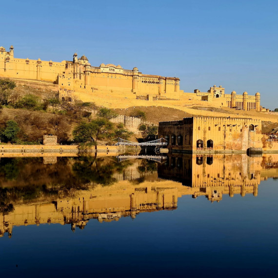 Pevnost Amber v Indii tyčící se nad hladinou řeky.